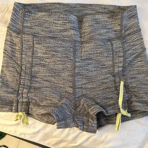 LULULEMON DANCE SHORTS - SIZE 6 - EUC